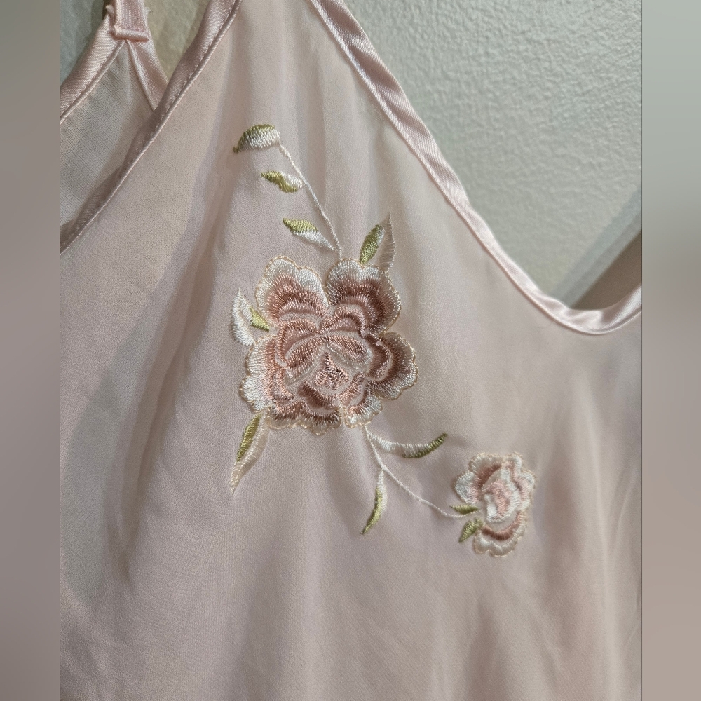 Calyfornia Dynasty Blush Floral Embroidered Chemise Sz M 100% Polyester - Picture 3 of 9